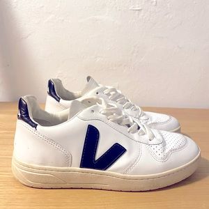 Veja V-10 Sneakers - women (US 6/ UK 37)